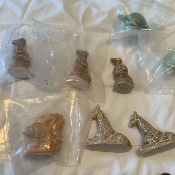 Red Rose Tea Mini Figurines - Picture 4 of 7